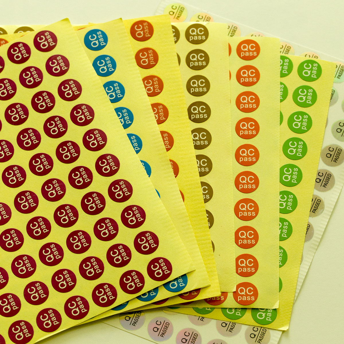 Aufkleber "QC pass" mehrfarbig (7 Farben) Qualitätskontrolle