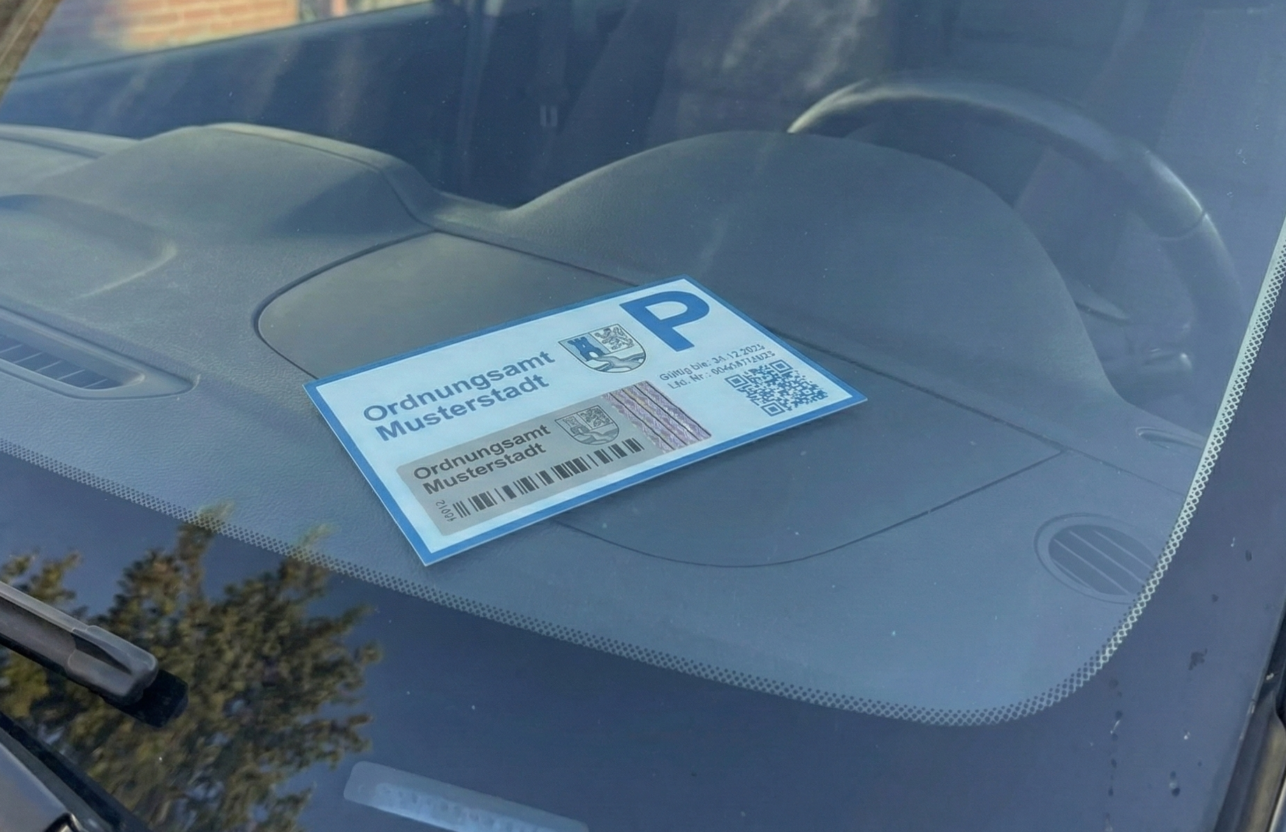 Parkausweise fälschungssicher machen: Warum Behörden jetzt auf Hologramm-Siegel setzen.